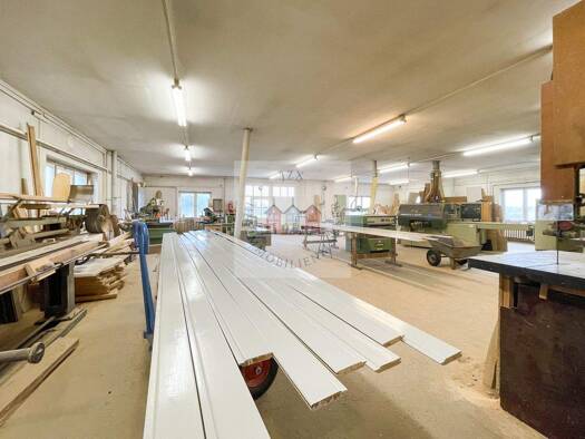 Produktionshalle zum Kauf 58,44 € 300 m² Lagerfläche Möglenz 04931