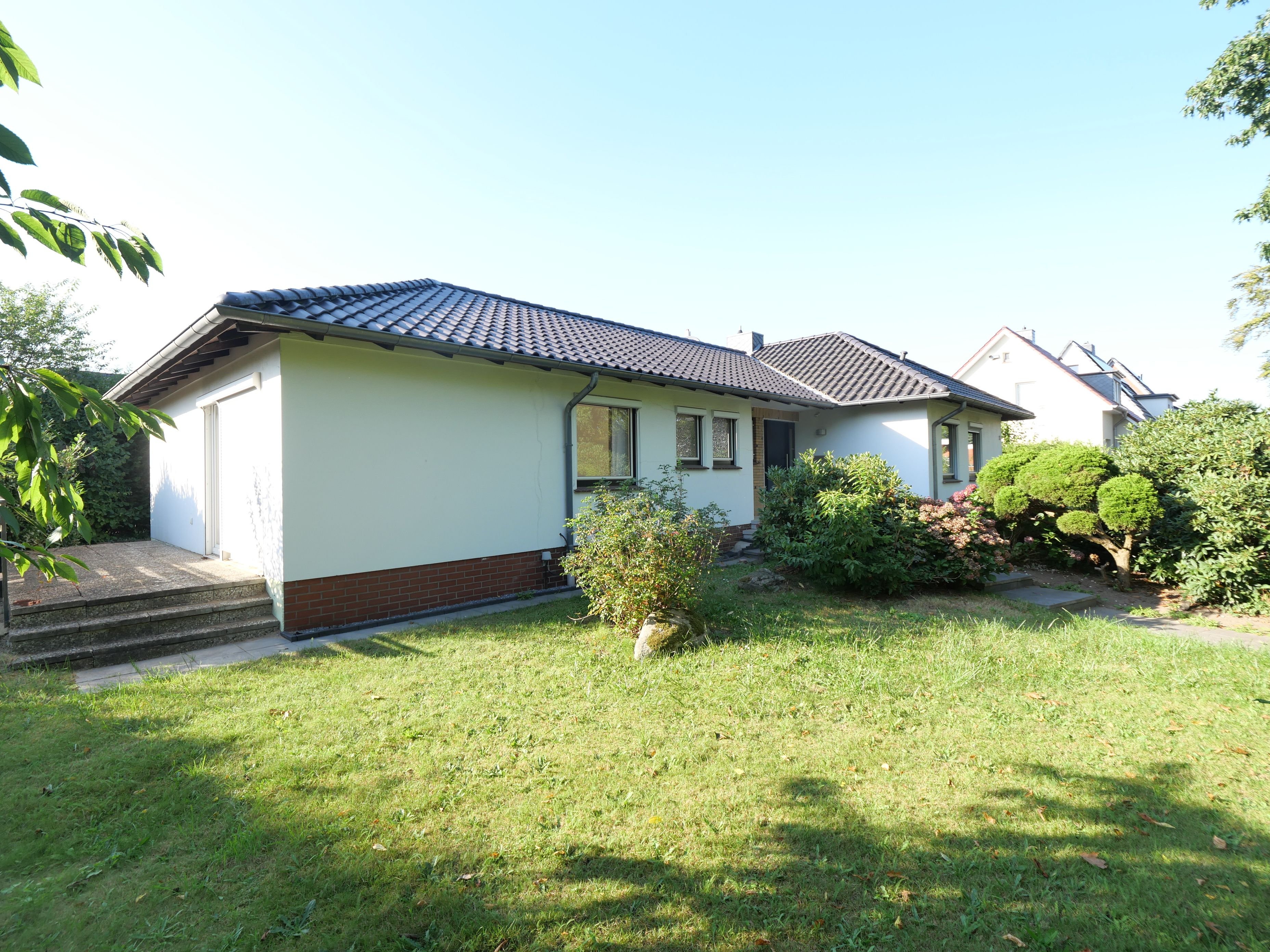 Bungalow zum Kauf 449.000 € 5 Zimmer 168 m²<br/>Wohnfläche 1.054 m²<br/>Grundstück ab sofort<br/>Verfügbarkeit Waldenburger Straße 24 Nienburg Nienburg (Weser) 31582