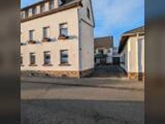 Mehrfamilienhaus zum Kauf 300.000 € 12 Zimmer 323 m² 654 m² Grundstück Urmitz 56220