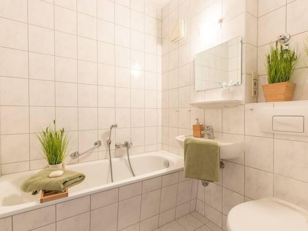 Wohnung zur Miete 304 € 2 Zimmer 55,2 m² 2. Geschoss frei ab sofort Karl-Matthes Straße 3 Lusan Gera 07549
