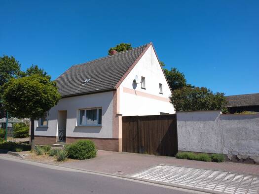 Einfamilienhaus zum Kauf 98.000 € 5 Zimmer 110 m² 1.077 m² Grundstück frei ab sofort Tucheim 39307