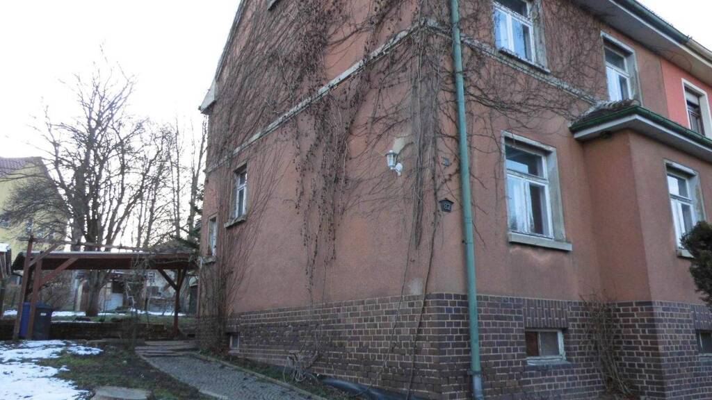 Immobilie in Werdau - Einfamilienhaus (DHH) mit Zufahrt, Carport und Hausgarten in beliebter Wohnlage von Werdau zu verkaufen! - Bild 2