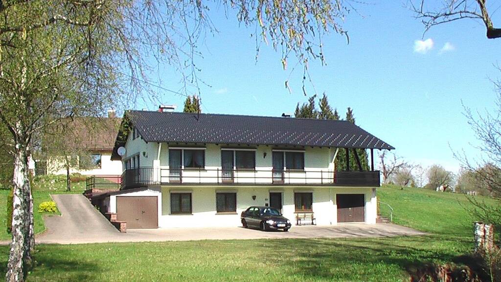 Einfamilienhaus zur Miete 1.250 € 7 Zimmer 157 m² 1.557 m² Grundstück frei ab 01.06.2026 Rötenberg Aichhalden 78733