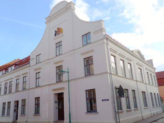 Bürogebäude zur Miete 9 € 3 Zimmer 125,6 m² Bürofläche Güstrow 18273