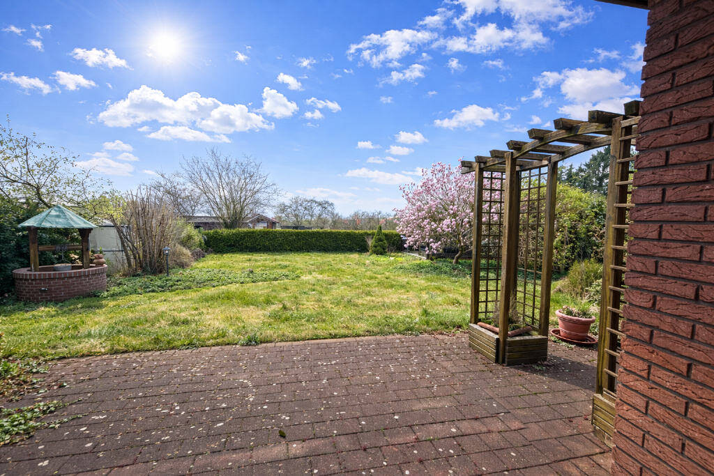 Immobilie in Hude (Oldenburg) - Zeitlose Architektur: Lichtdurchfluteter Bungalow-Klassiker mit viel Stauraum. - Bild 1