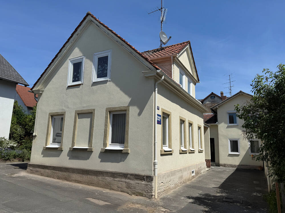 Renovierungsbedürftiges Ein-/Zweifamilienhaus mit Nebengebäuden in zentraler Lage von Coburg