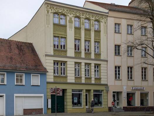 Mehrfamilienhaus zum Kauf als Kapitalanlage geeignet 20 Zimmer 714,7 m² 501 m² Grundstück Friedrichsstraße 2 Hoyerswerda 02977