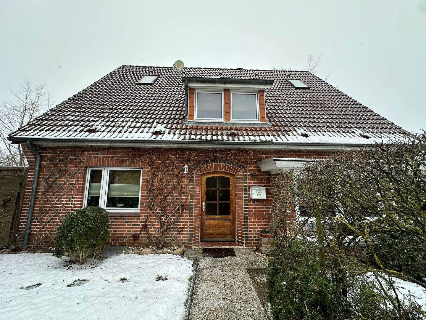 Immobilie in Lensahn - Raum für Familie und Ideen: großzügiges Einfamilienhaus mit kleinem Garten und Doppelgarage - Bild 1