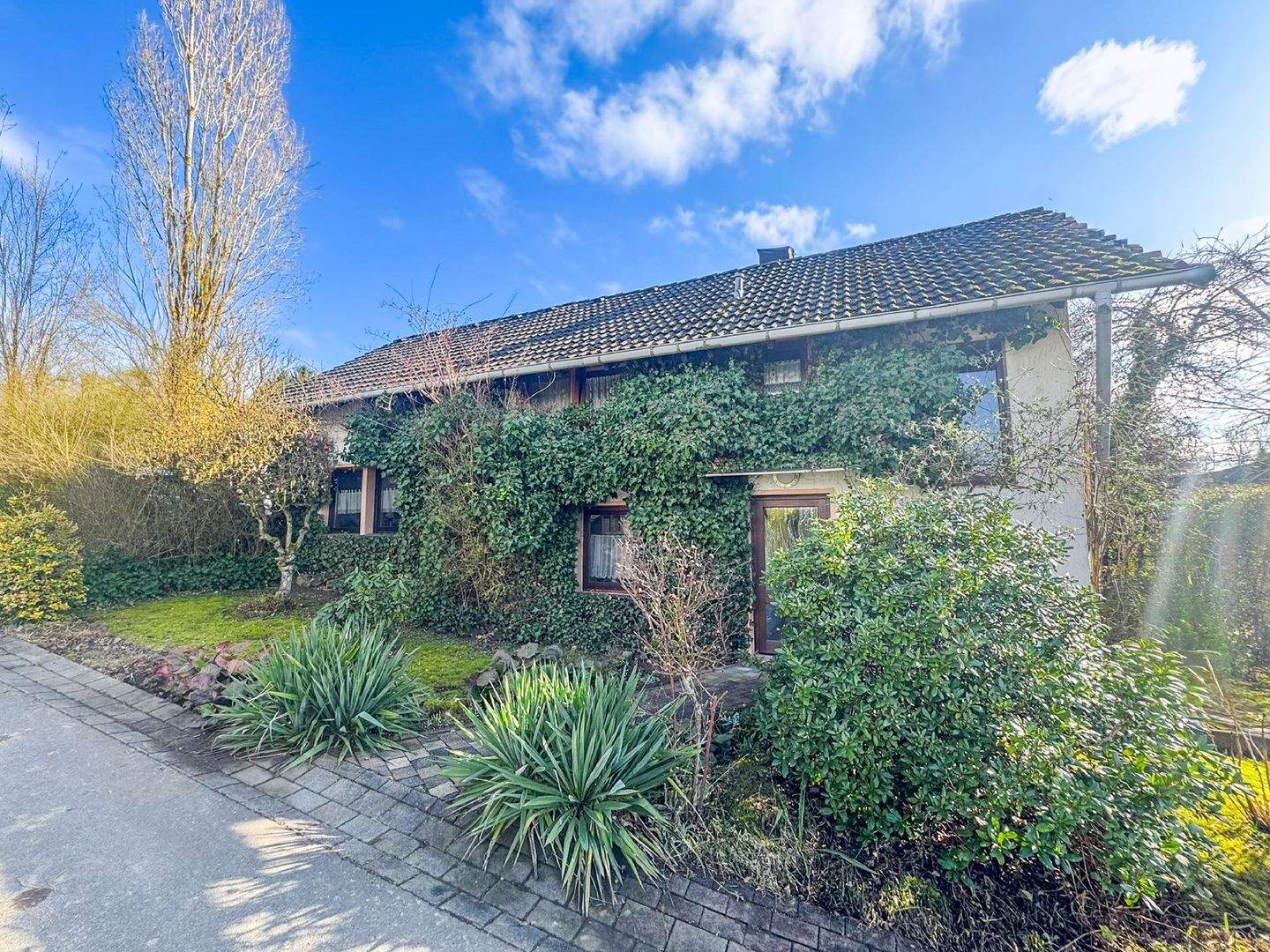 Immobilie in Puderbach - Einfamilienhaus bei Puderbach - Perfekt für Naturliebhaber mit Pool und liebevoll angelegtem Garten! - Bild 0