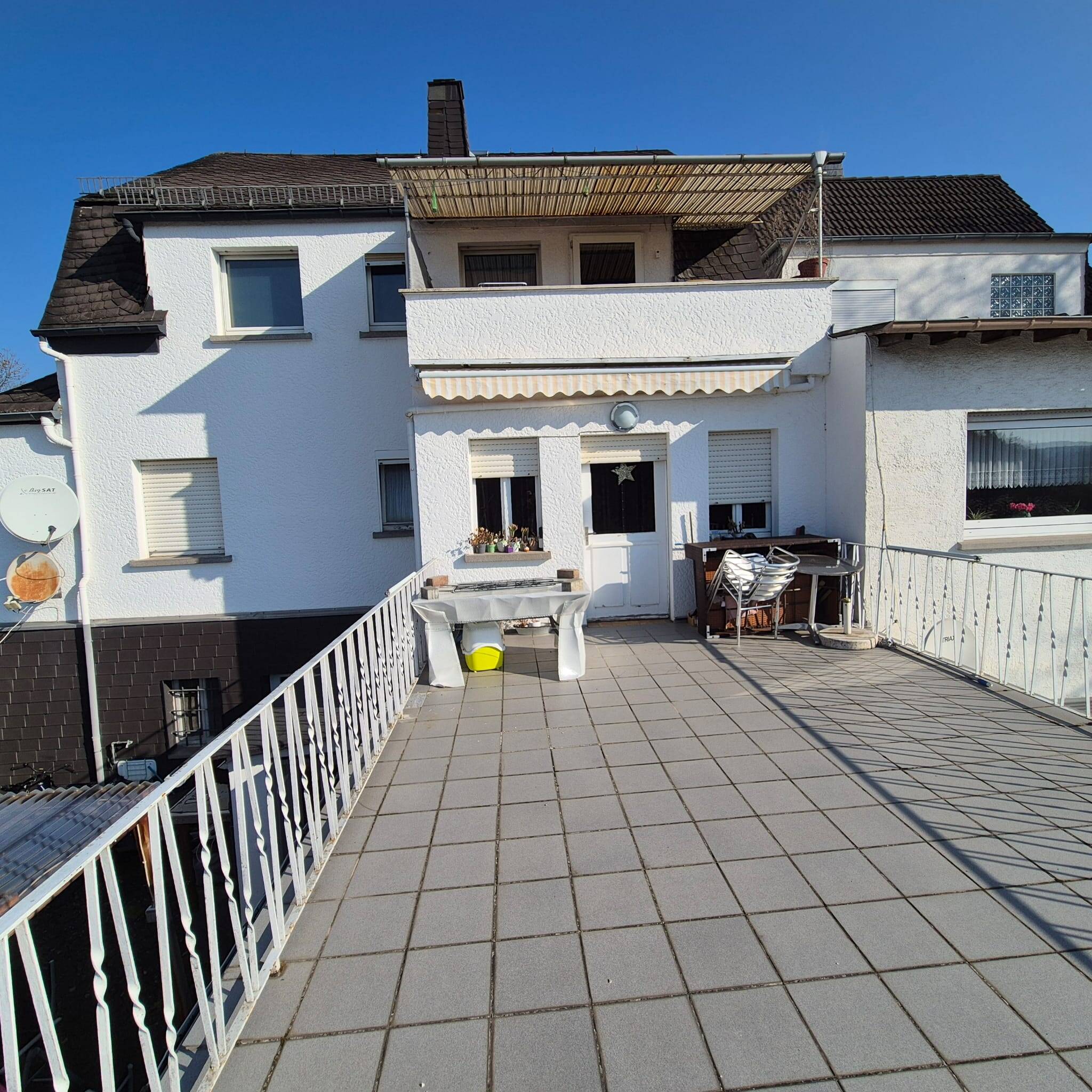 Immobilie in Brechen - EFH mit ELW, Dachterrasse, unverbaubarem Fernblick, gr.Garage - Bild 0