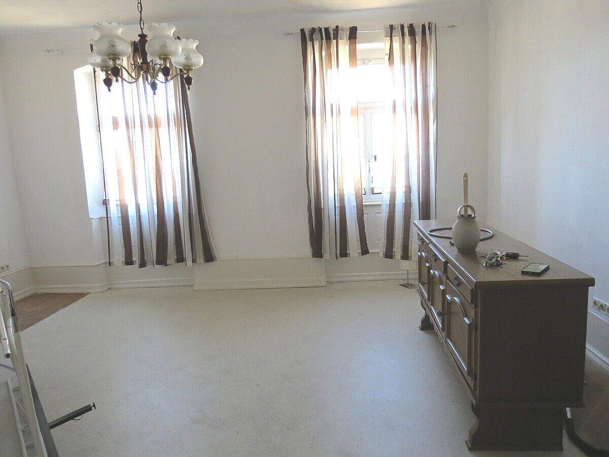 Immobilie in Rot am See - Preisgünstig - Teilsanierte 4-Zimmer Wohnung mit Gartenanteil zentral in Rot am See - Bild 2