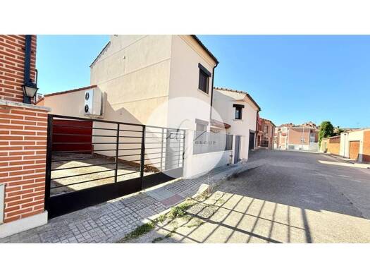 Villa zum Kauf - Erstbezug 286.000 € 4 Zimmer 277 m² Medina del Campo 47400