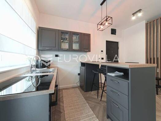 Studio zur Miete 600 € 1 Zimmer 29 m² Jug II Donji grad, Jug II, Tenja