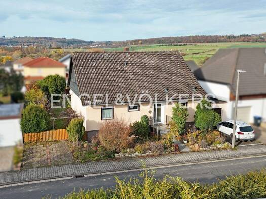 Einfamilienhaus zum Kauf 410.000 € 3 Zimmer 104 m² 722 m² Grundstück Westerfeld Neu-Anspach 61267