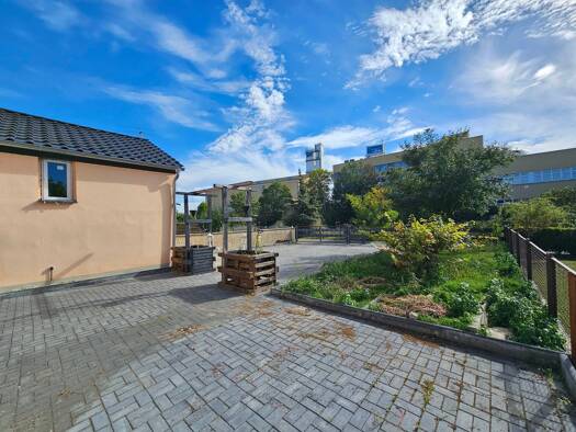 Reihenmittelhaus zur Miete 1.400 € 8 Zimmer 175 m² 300 m² Grundstück frei ab sofort Sattlerstraße 38 Leuna Leuna 06237