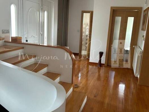 Einfamilienhaus zum Kauf 1.220.000 € 11 Zimmer 560 m² Zagreb 10000