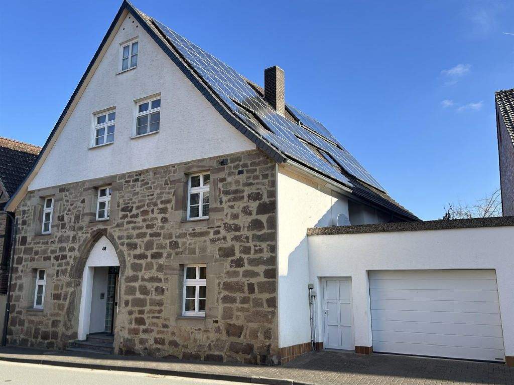 Immobilie in Volkmarsen - Charmantes Wohnhaus mit Garage und Garten in zentraler Lage von Volkmarsen - Bild 0