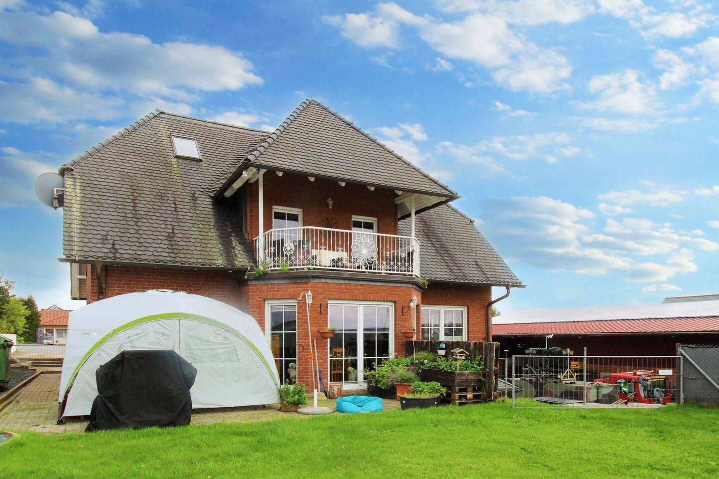 Immobilie in Lutter am Barenberge - Wohnen und Arbeiten: EFH mit Büro, Garagen, Garten und großer Halle. Gesamt: 654m² - Bild 0