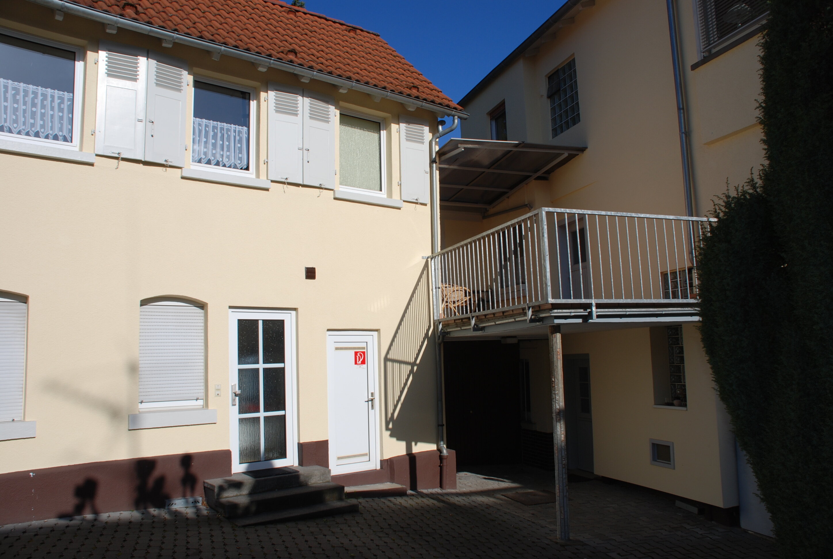 Mehrfamilienhaus zum Kauf 520.000 € 8 Zimmer 194 m²<br/>Wohnfläche 400 m²<br/>Grundstück ab sofort<br/>Verfügbarkeit Friedrichsdorf Friedrichsdorf 61381