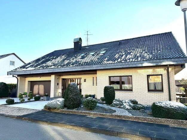 Einfamilienhaus zum Kauf provisionsfrei 559.000 € 10 Zimmer 423 m² 999 m² Grundstück Am Eggeberg 4 Istrup Blomberg 32825