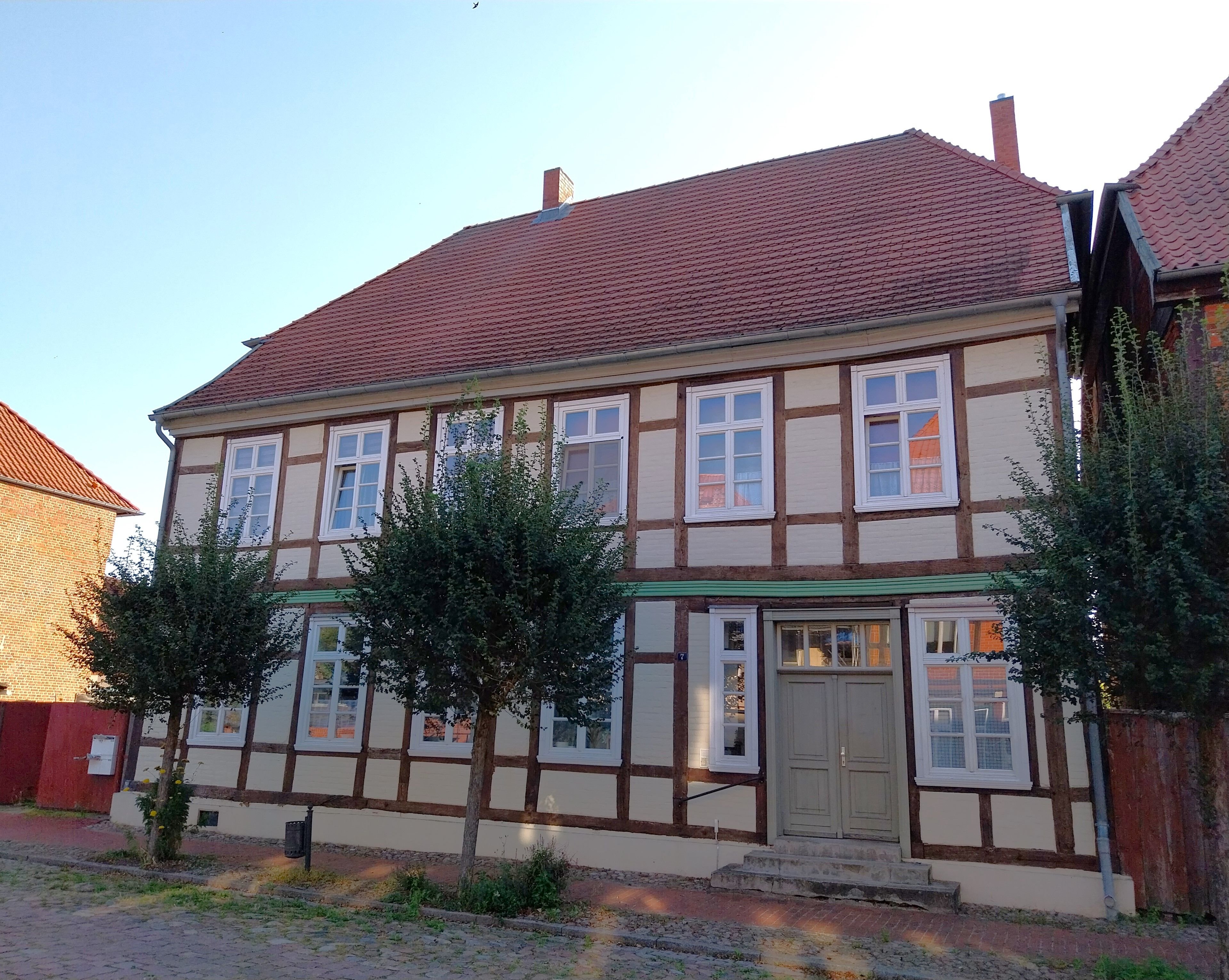 Mehrfamilienhaus zum Kauf 190.000 € 9 Zimmer 234,1 m²<br/>Wohnfläche 540 m²<br/>Grundstück Elbstraße 7 Dömitz Dömitz 19303