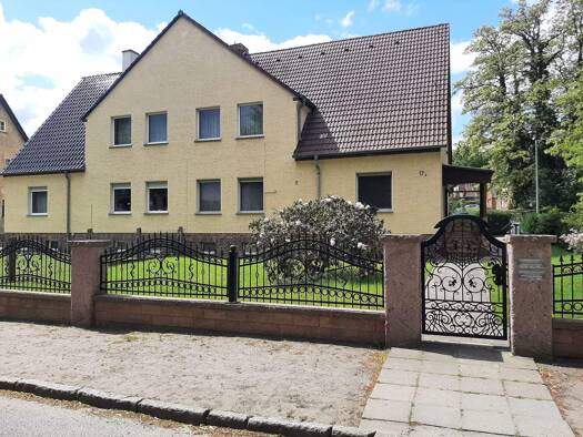 Doppelhaushälfte zum Kauf provisionsfrei 130.000 € 4 Zimmer 165 m² 652 m² Grundstück frei ab sofort Grünhauser Straße 17 Lauchhammer Lauchhammer 01979