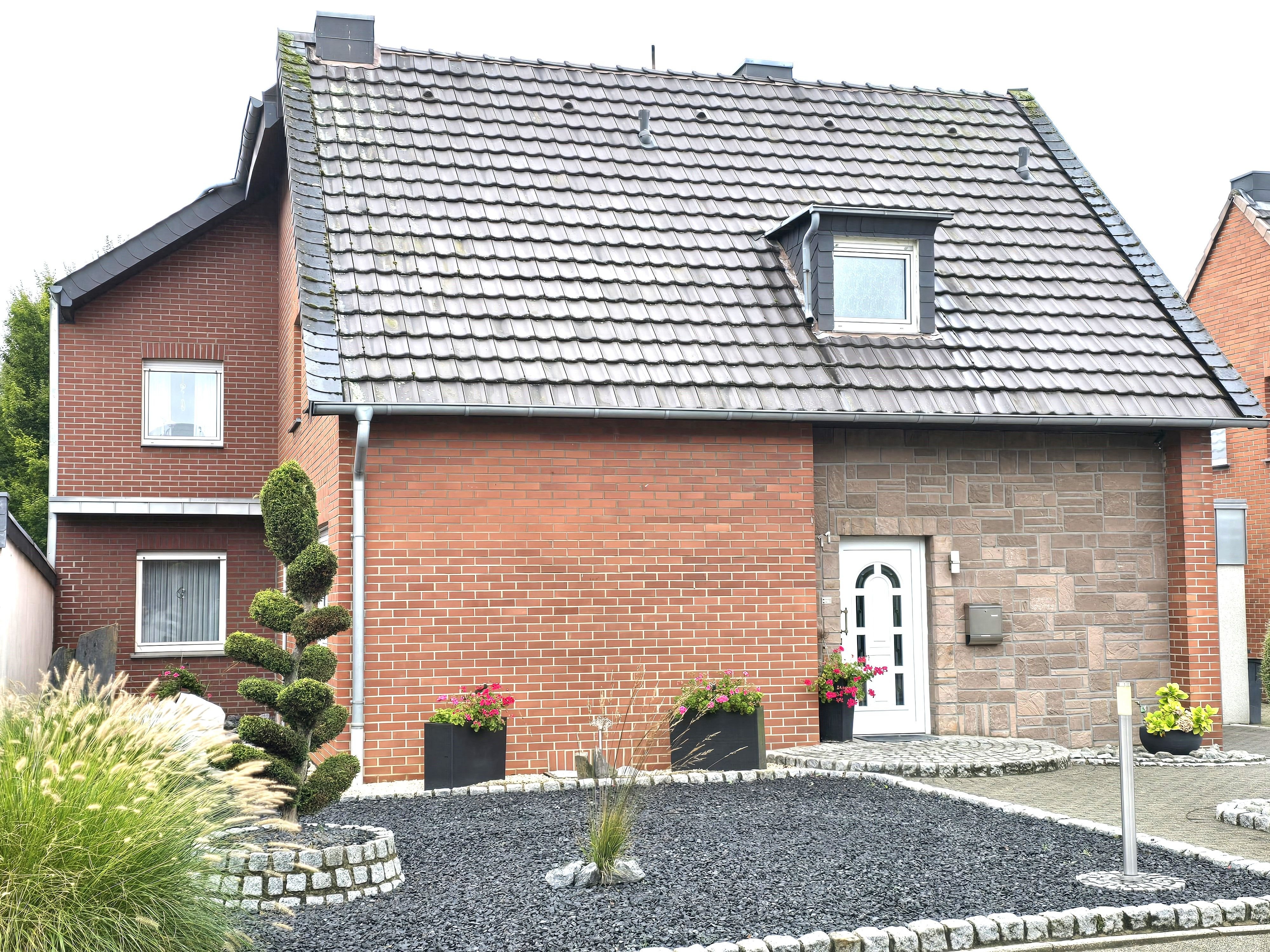 Mehrfamilienhaus zum Kauf 399.000 € 6 Zimmer 180 m²<br/>Wohnfläche 635 m²<br/>Grundstück Kleingladbach Hückelhoven 41836