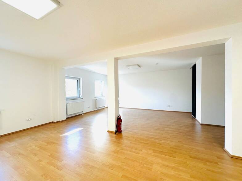 Bürogebäude zur Miete 675 € 75,5 m² Bürofläche Roßtal Roßtal 90574