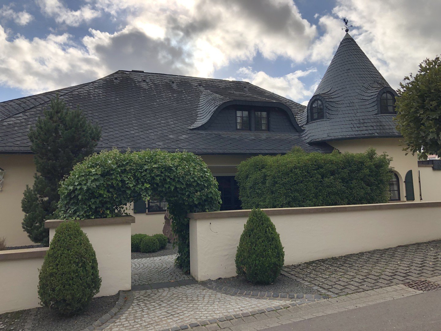 Villa zum Kauf provisionsfrei 1.190.000 € 12 Zimmer 425 m²<br/>Wohnfläche 2.300 m²<br/>Grundstück Beßlich Newel-Beßlich 54309