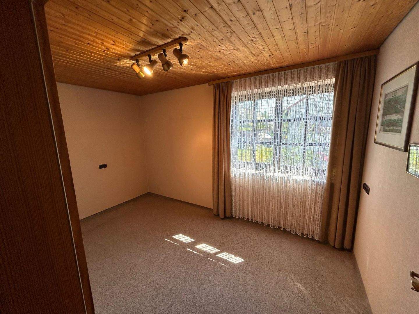 Immobilie in Maßbach - Viel Raum zum Leben – Zweifamilienhaus mit Nebengebäude auf großem Grundstück in ruhiger Randlage von Maßbach - Bild 3