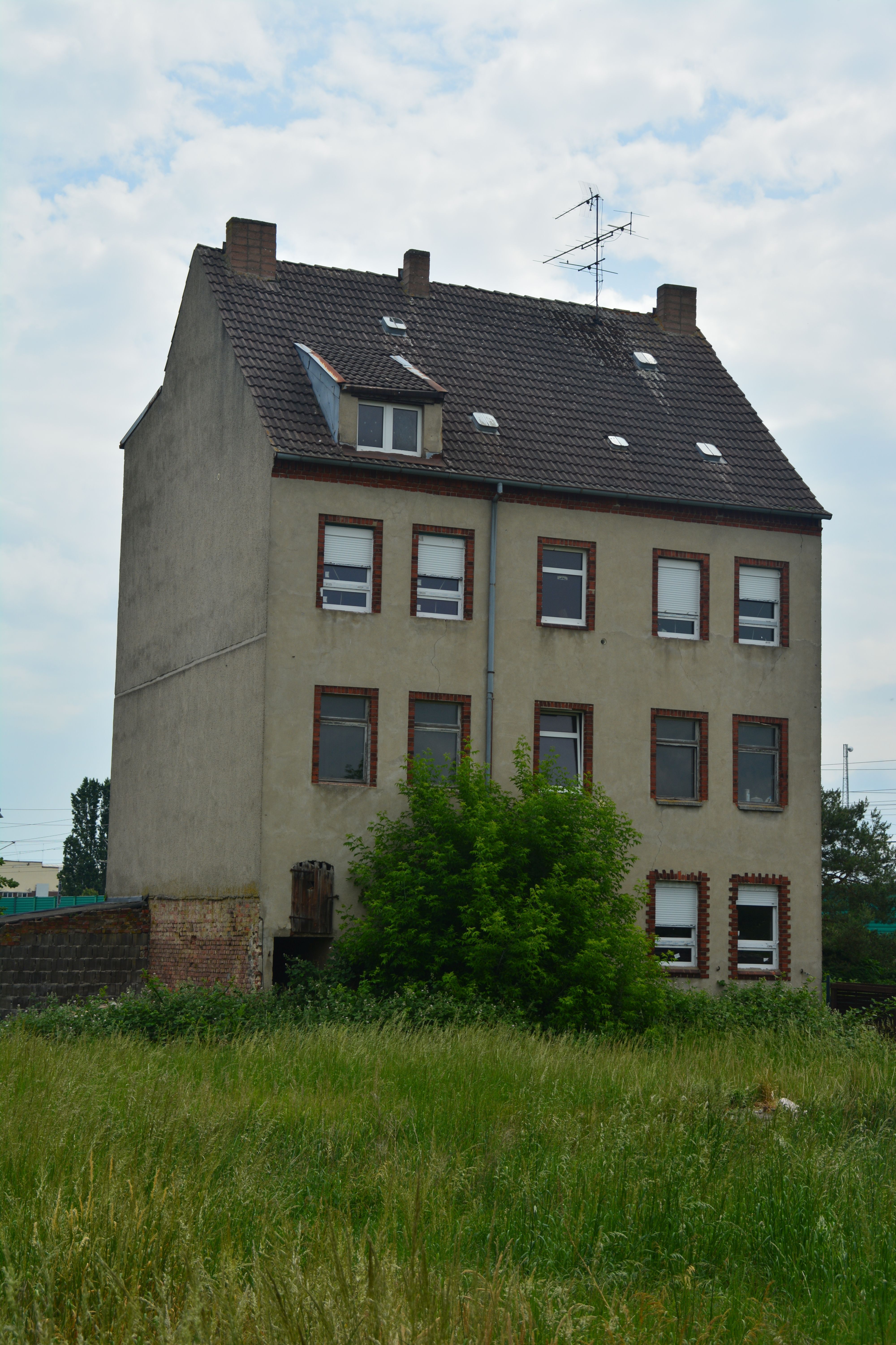 Mehrfamilienhaus zum Kauf provisionsfrei 105.000 € 22 Zimmer 310 m²<br/>Wohnfläche 904 m²<br/>Grundstück ab sofort<br/>Verfügbarkeit Große Milower Straße 41b Rathenow Rathenow 14712