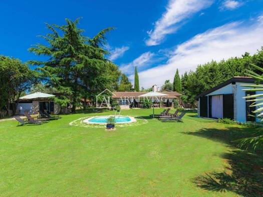 Haus zum Kauf 1.350.000 € 5 Zimmer 270 m² Umag Centar, Luka, Finida