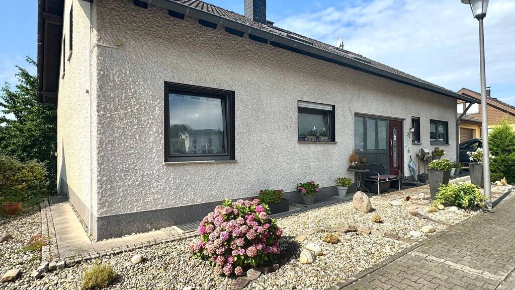 Haus zum Kauf 279.000 € 260 m² 794 m² Grundstück Bausendorf 54538