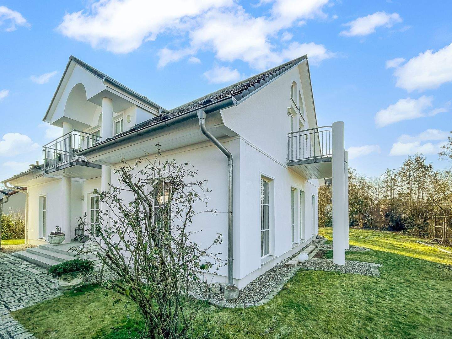 Immobilie in Theres - Freistehendes Einfamilienhaus – hochwertig ausgestattet mit großem Garten, Balkonen und Sauna Attraktive Wohnlage in Horhausen 97539 Theres  - Bild 3