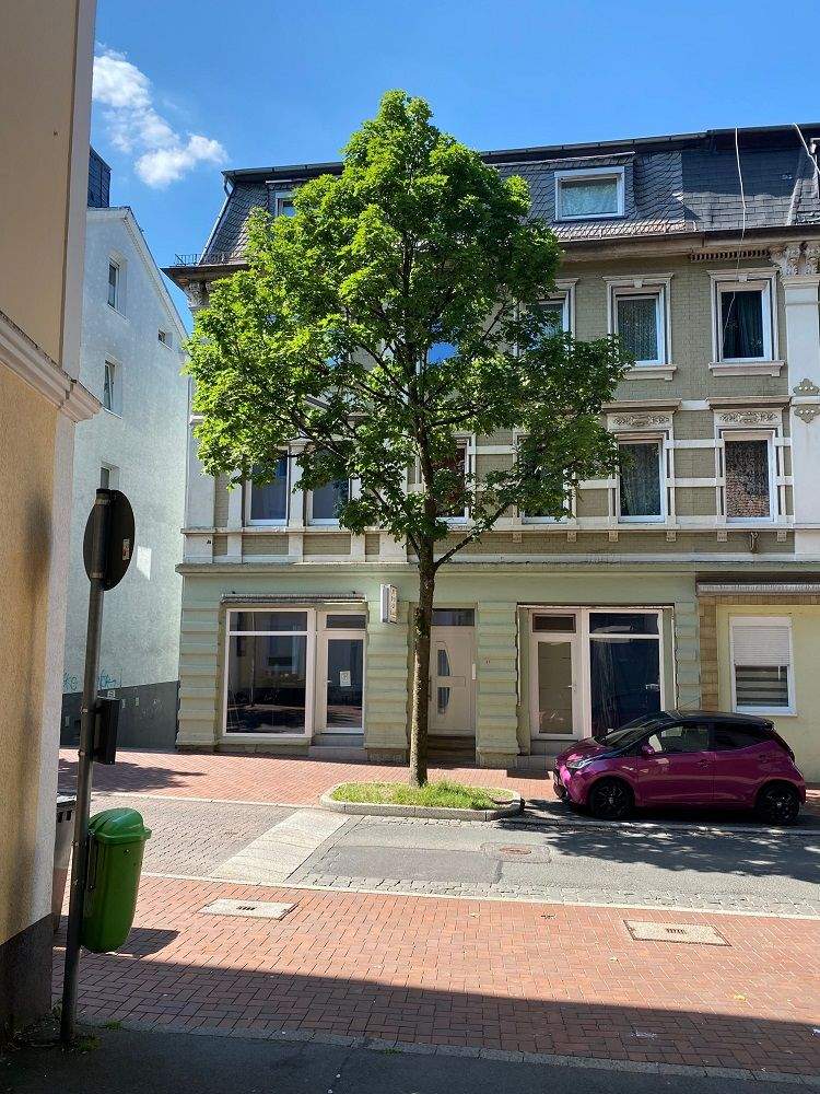 Dreifamilienhaus mit zwei kleinen Gewerbeeinheiten sowie 4 Garagen in der Nähe des Kluser Platzes - sanierungsbedürftiges Objekt mit Potenzial