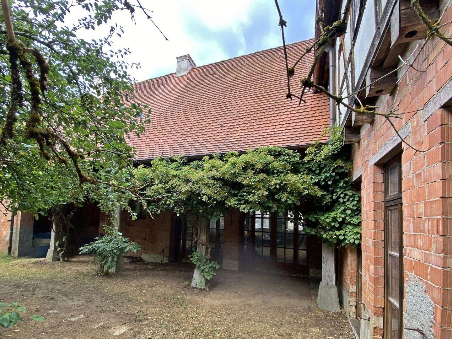 Immobilie in Postbauer-Heng - WOHNEN UND ARBEITEN AM FUSS DES DILLBERGS: AUSSERGEWÖHNLICHE IMMOBILIE IN POSTBAUER-HENG - Bild 1