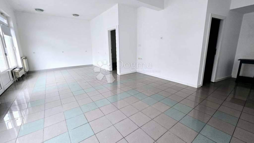 Ladenfläche zur Miete 1.000 € 3 Zimmer Trnava