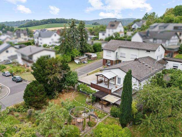 Einfamilienhaus zum Kauf 10 Zimmer 275 m² 1.482 m² Grundstück Merenberg 35799