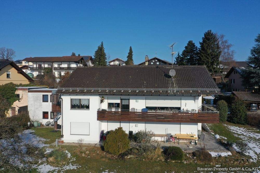 Immobilie in Mitterfels - Großzügiges Zweifamilienhaus mit herrlichem Ausblick in Mitterfels - Bild 1