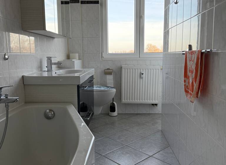 Wohnung zum Kauf 39.900 € 3 Zimmer 61,3 m²<br/>Wohnfläche 1.<br/>Geschoss ab sofort<br/>Verfügbarkeit Kirchweg 3 Romschütz Göhren 04603