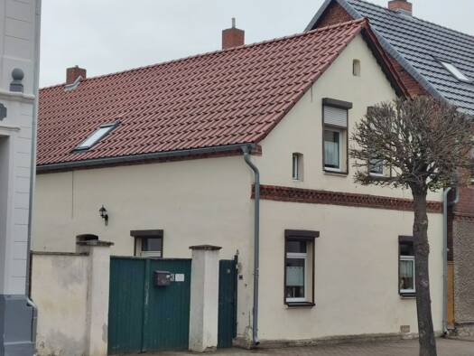 Einfamilienhaus zum Kauf 130.000 € 6 Zimmer 167 m² 1.126 m² Grundstück frei ab sofort Stendaler Straße 19 Tangerhütte Tangerhütte 39517