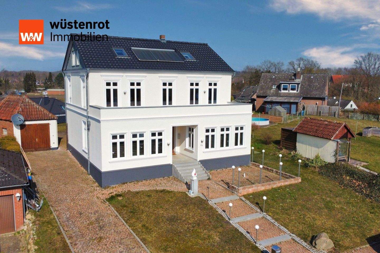 Immobilie in Süsel - Repräsentative Villa mit vielseitigen Nutzungsmöglichkeiten in Ostseenähe - 365 qm, 13 Zimmer - Große Familie - Generationswohnen - Wohnen & Arbeiten  - Bild 1