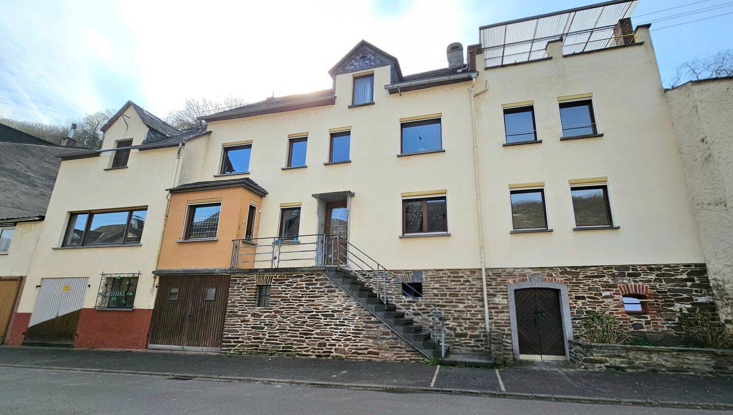 Immobilie in Briedel - Großzügiges Einfamilienhaus mit Garage, Terrasse und großem Gartengrundstück in Briedel/Mosel - Bild 0