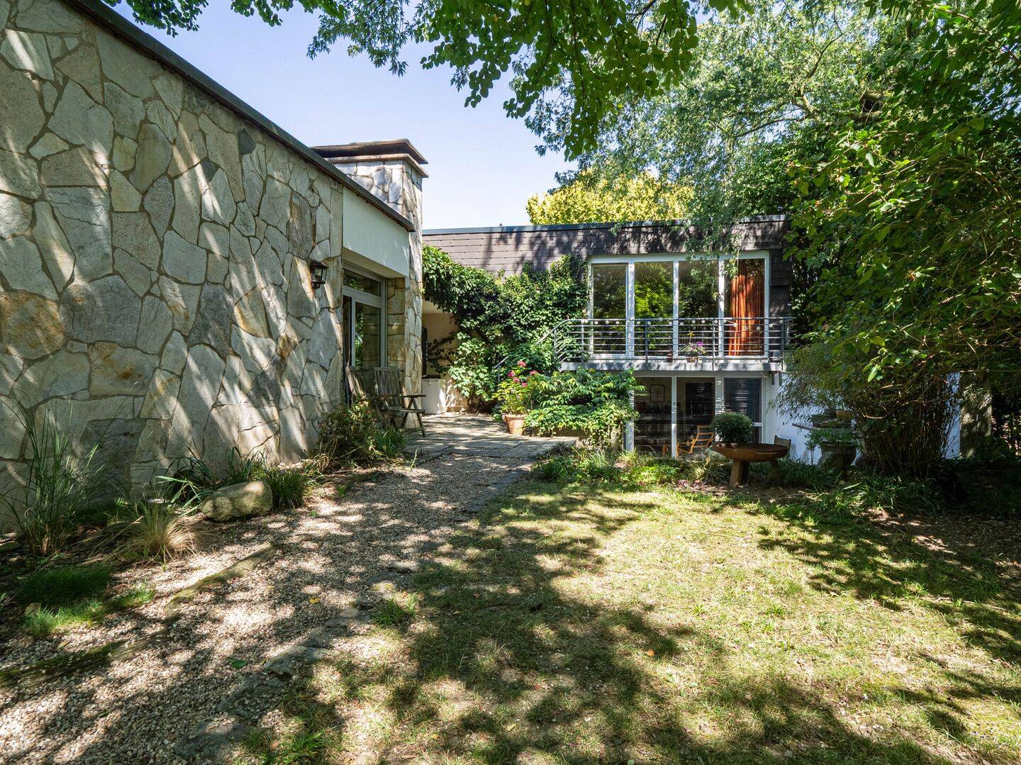 Großzügiges Anwesen (Einfamilienhaus, Bungalow) auf parkähnlichem Grundstück an der Ruhr in Hüsten!