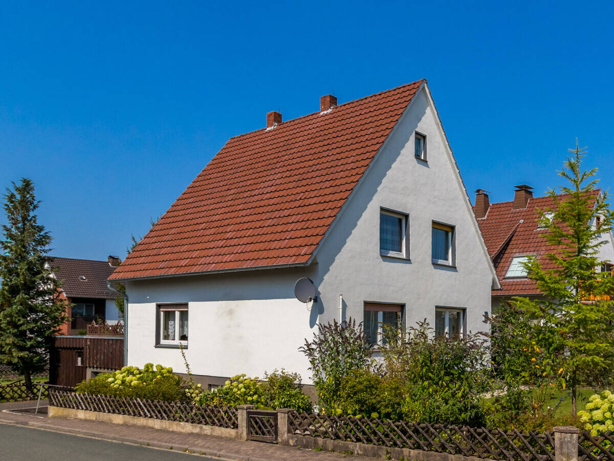 Immobilie in Büren - EIN- BIS ZWEIFAMILIENHAUS, 2 BADEZIMMER, WC, VOLL UNTERKELLERT, KLEINE GARAGE UND GROßER GARTEN - Bild 1