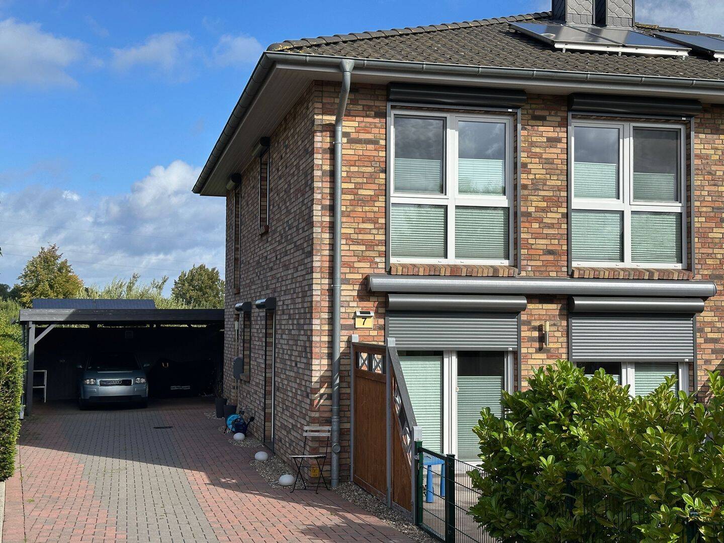 Einziehen und Wohlfühlen! Moderne Doppelhaushälfte mit einem Doppelcarport in ruhiger Wohnlage!