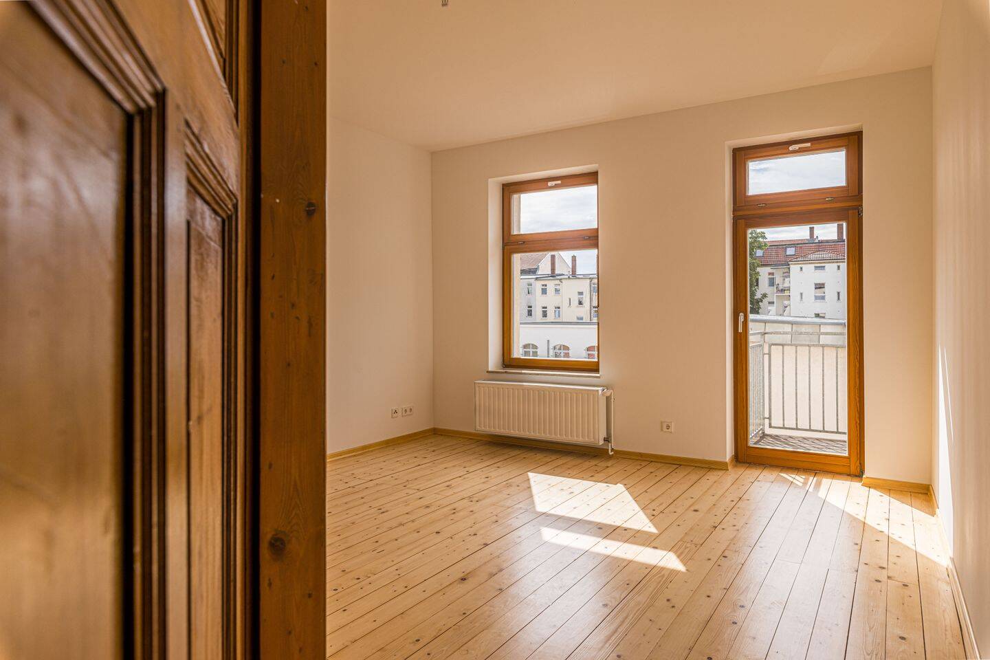 Viel Licht & Platz: 2-Zimmer-Altbauwohnung mit Ost-Balkon – Comeniusstraße 24, 4315 Leipzig – Bild 1 von 11