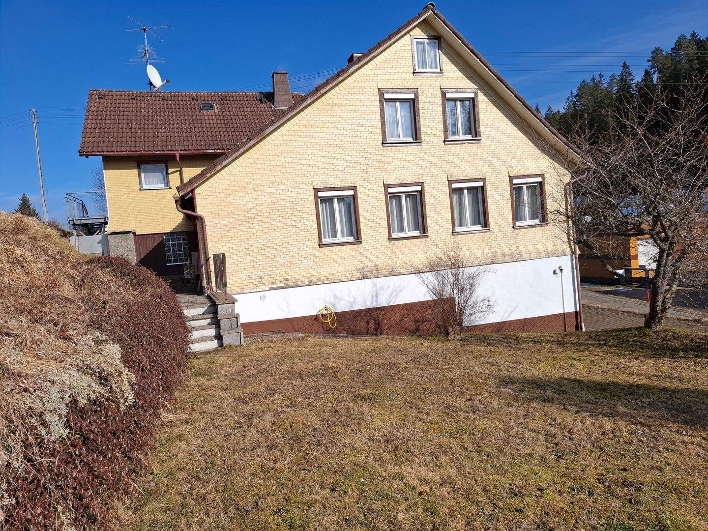 Immobilie in Eisenbach - Ehemaliges Wohn- und Geschäftshaus mit fast 300 m² Wohn- und Nutzfläche, drei Garagen, zwei Grundstücke - Bild 2