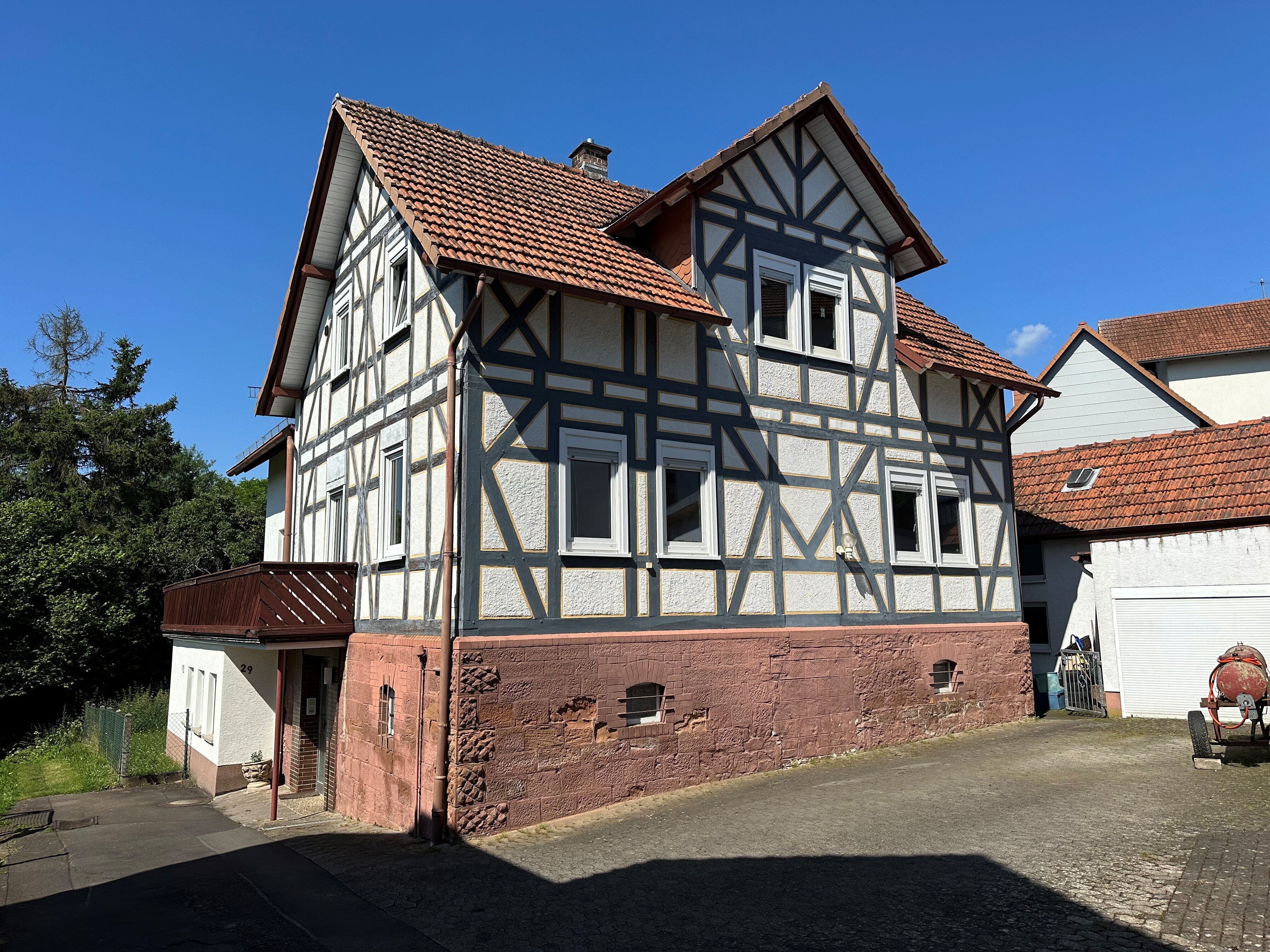 Einfamilienhaus zum Kauf 319.000 € 10 Zimmer 265 m²<br/>Wohnfläche 530 m²<br/>Grundstück Fronhausen Fronhausen 35112