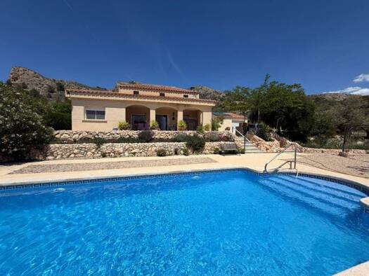 Chalet zum Kauf 349.995 € 3 Zimmer 200 m² 12.480 m² Grundstück Sax 03630